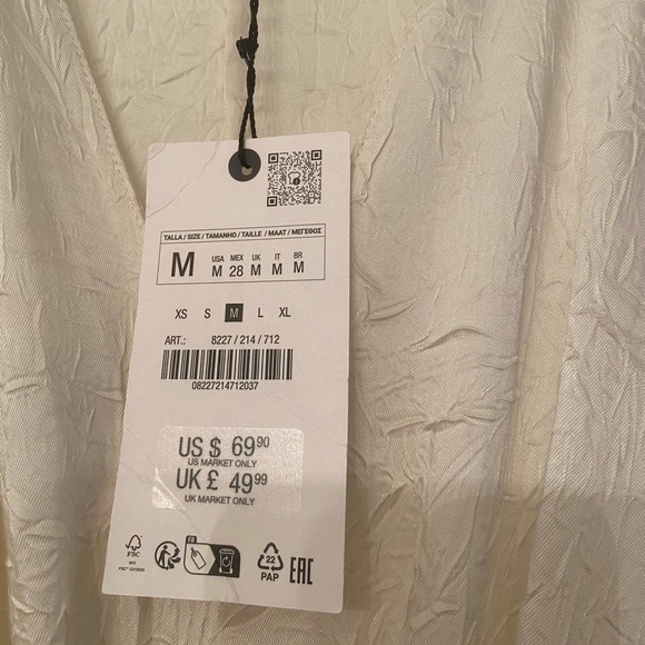 ✨SALE✨ ZARA CRINKLE EFFECT MIDI DRESS ZW COLLECTION
✨SALE✨ - Picture 5 of 5